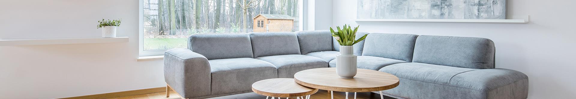 Szaro-niebieska sofa w pokoju dziennym