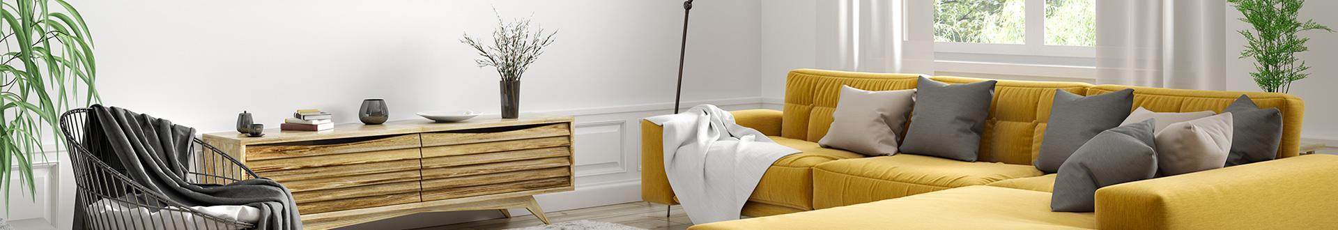 Żółto-bananowa sofa w pokoju dziennym